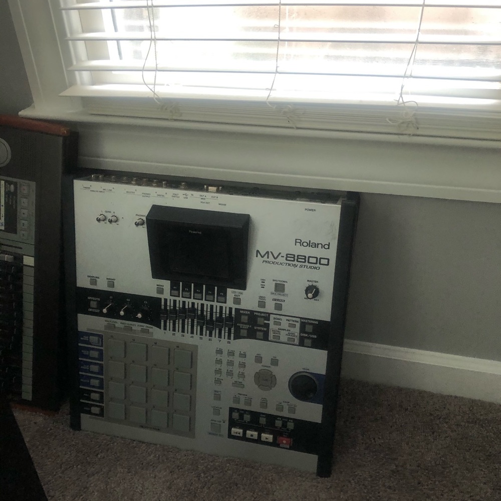 Roland mv8800